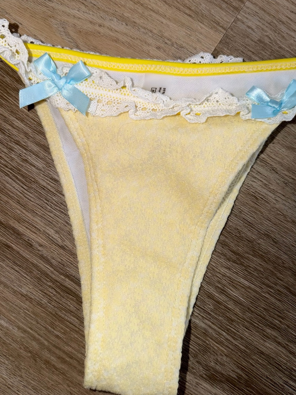 Amazon Yellow Lace Trim Bikini Set with Blue Bow Accents - Picture 3 of 5